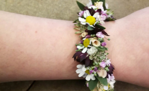 Armband aus Blumen zur Hochzeit - blumen-gerling.de